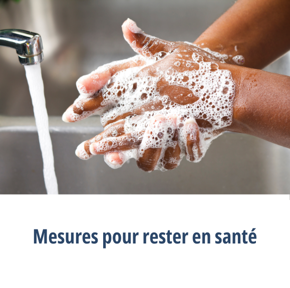 Une personne qui se lave les mains à côté d’un robinet en cours d’exécution et le bouton « Prendre des mesures pour rester en santé ».